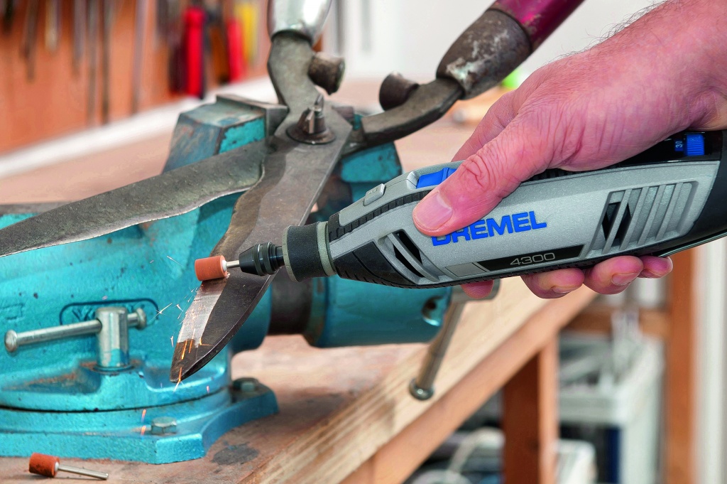 sharpen outdoor garden tools-close01.jpg sharpen outdoor garden tools-close01.jpg